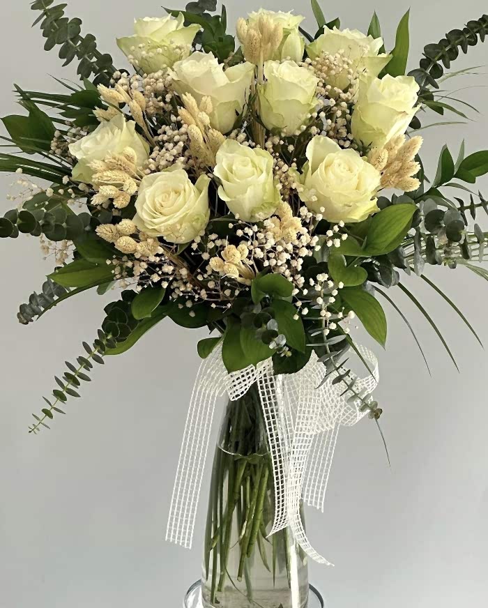 Cam Vazoda Beyaz Güller